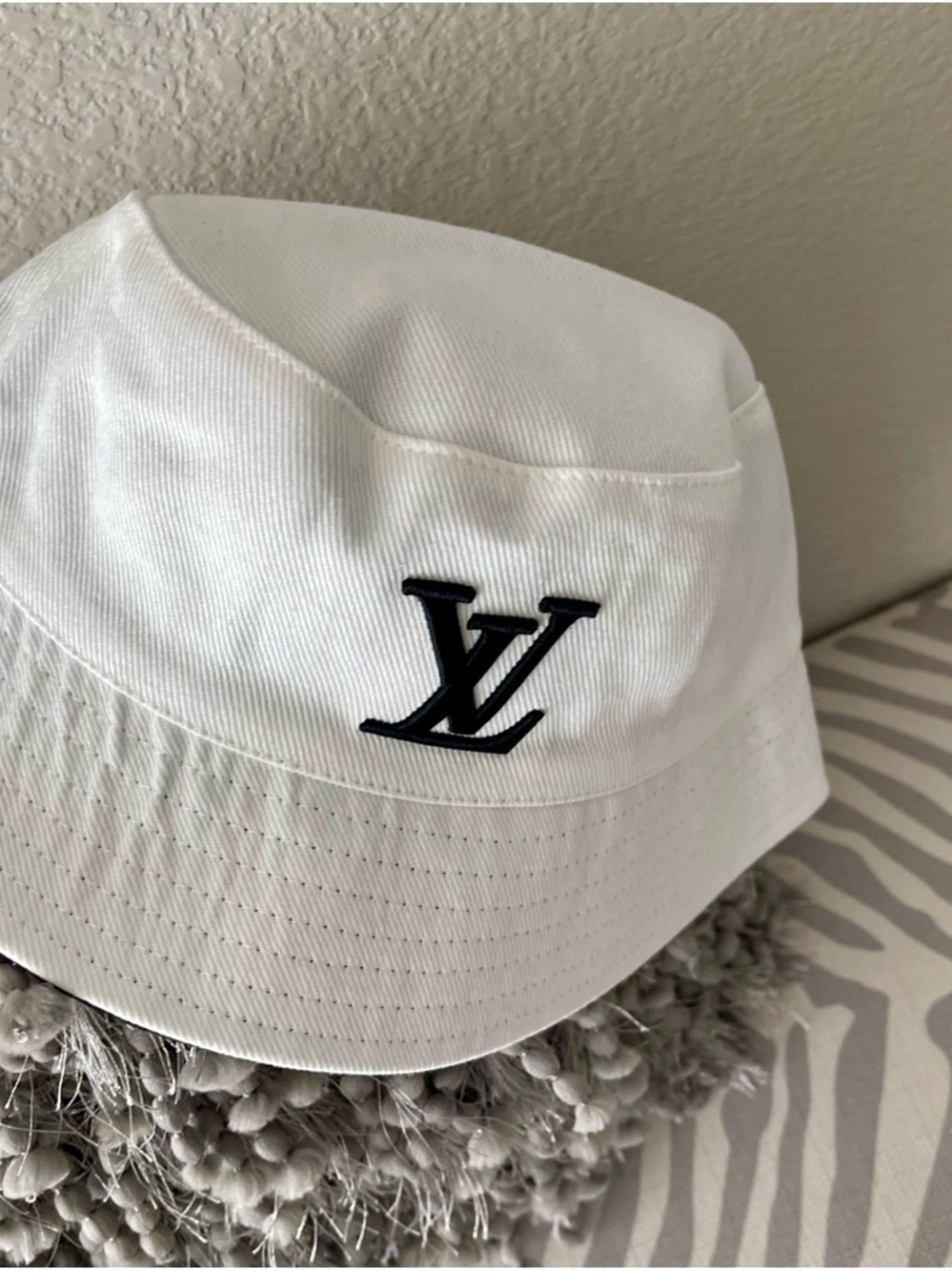 Cute White LV Bucket hat/Reversible - Picture 2 of 4